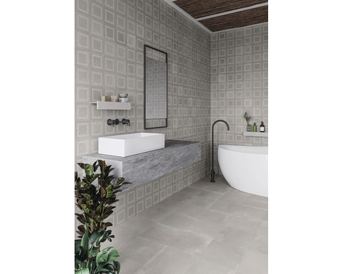 Modernes Badezimmer mit Waschbecken, Spiegel, Badewanne und quadratischen Fliesenmuster