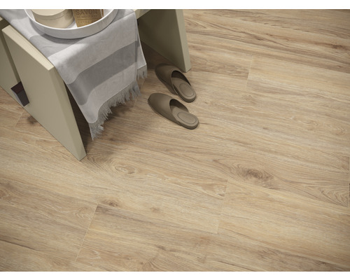 Heller Vinylboden mit Holzoptik, Ablage und Hausschuhen