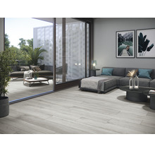 Wohnzimmer und Terrasse mit Bodenfliesen in Holzoptik, Sofa, Tisch und Dekoration