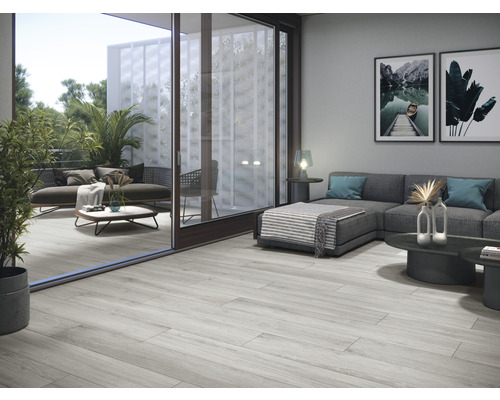 Wohnzimmer und Terrasse mit Bodenfliesen in Holzoptik, Sofa, Tisch und Dekoration