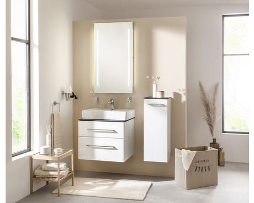 Badezimmer mit Waschbeckenunterschrank, Spiegelschrank, Seitenschrank und Wäschekorb