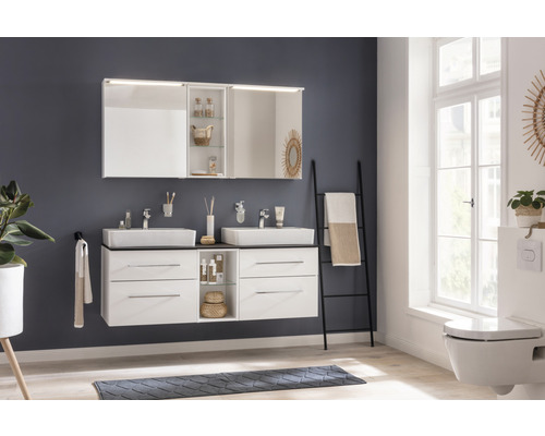 Modernes Badezimmer mit Doppelwaschtisch, Spiegelschrank und Toilette.