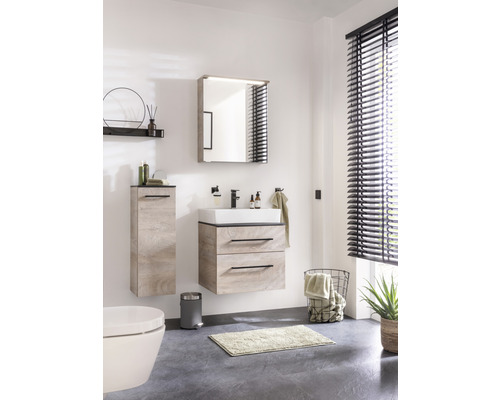 Modernes Badezimmer mit Waschtisch, Spiegelschrank und Toilette