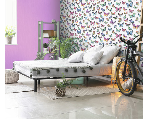 Schlafzimmer mit Bett, Regal, Fahrrad und Tapete mit Schmetterlingsmuster