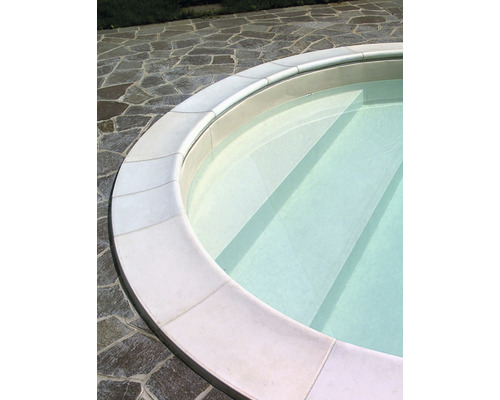 Detailaufnahme eines runden Schwimmbeckens mit Treppe und Steinumrandung.