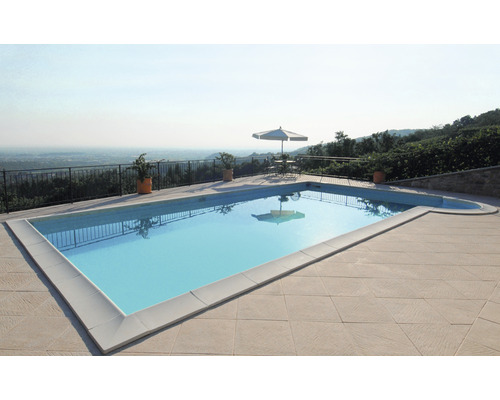 Schwimmbad mit Terrasse und Blick auf die Landschaft