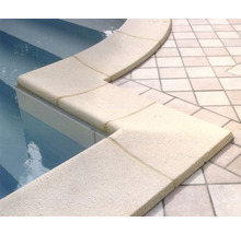 Detailansicht eines Schwimmbeckens mit Beckenrandsteinen und Fliesenboden