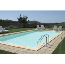 Schwimmbad mit Wasser, Leiter und Liegestühlen im Garten