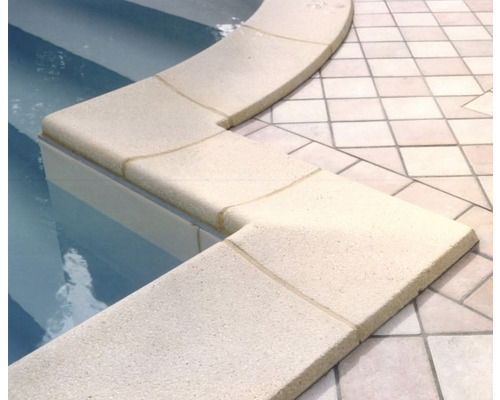 Detailaufnahme von Beckenrandsteinen an einem Pool
