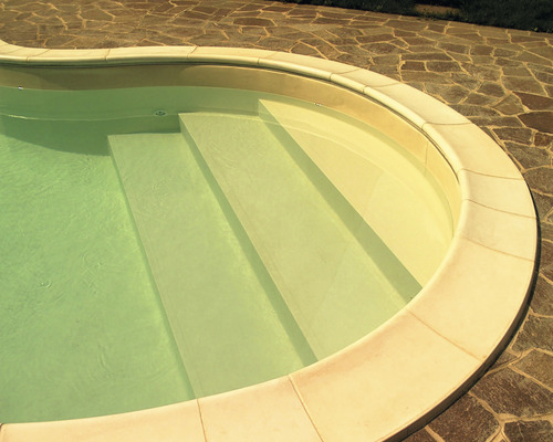 Schwimmbad mit Treppe im Garten