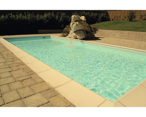 Rechteckiger Swimmingpool im Garten mit Steinumrandung
