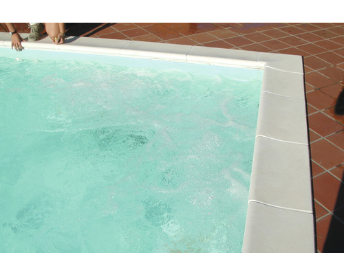 Schwimmbecken mit Fliesenrand