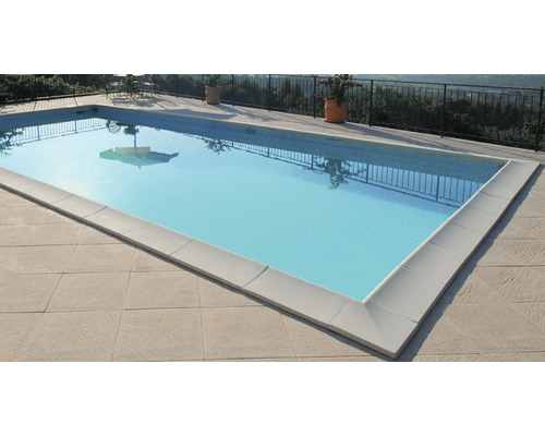 Schwimmbecken mit Beckenrandsteinen und Terrassenplatten