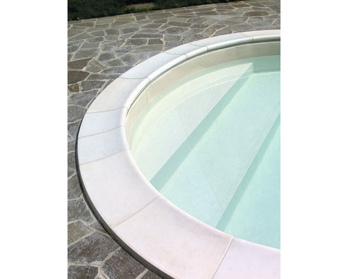 Detailansicht eines runden Pools mit Steintreppe und Steinumrandung