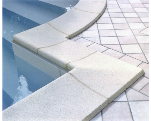 Schwimmbad mit Beckenrandsteinen und Fliesenboden
