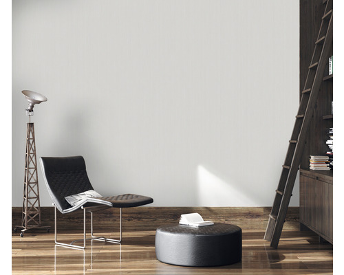 Wohnzimmer mit Sessel, Stehlampe und Bücherregal mit Leiter