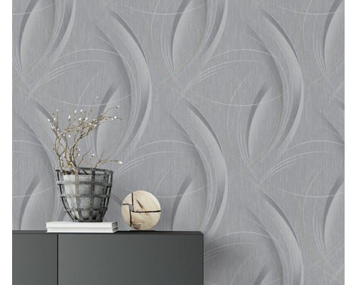 Graue Tapete mit abstraktem Muster an einer Wand
