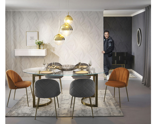 Esszimmer mit ovalem Glastisch, Stühlen mit Samtbezug, Hängeleuchte mit Glaskugeln und Strukturtapete