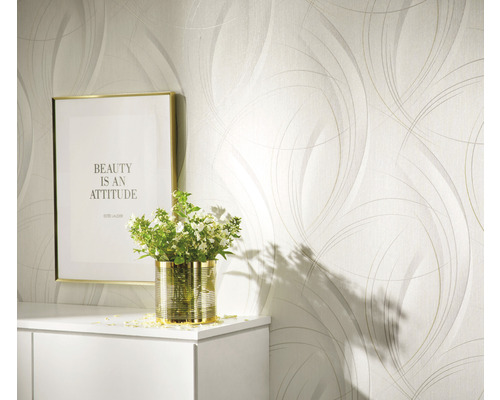 Tapete mit grafischem Muster im Wohnraum