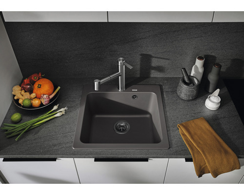 Küchenszene mit Spüle, Armatur und verschiedenen Küchenutensilien