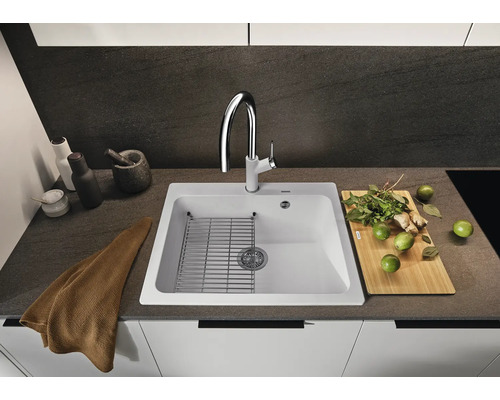 Spüle mit Abtropfgitter und Armatur auf einer Küchentheke