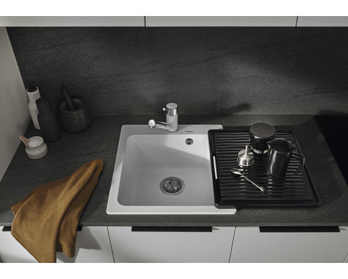 Küchenszene mit Spüle, Abtropffläche und Armatur auf einer Arbeitsplatte