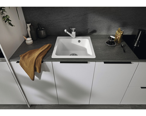 Küchenspüle mit Armatur in modernem Küchendesign.