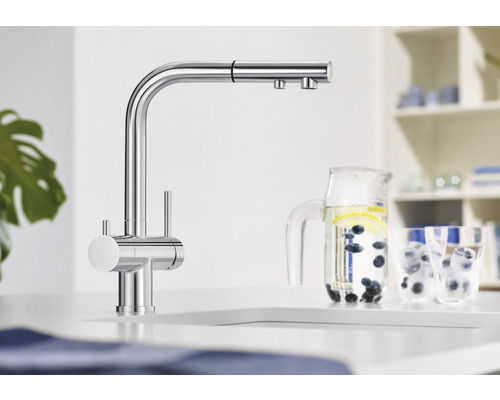 Küchenarmatur mit ausziehbarer Brause neben einem Krug Wasser