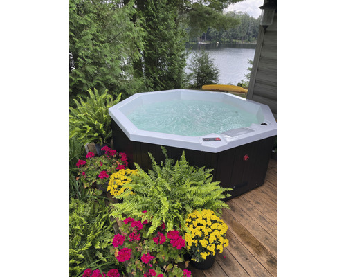 Whirlpool auf einer Holzterrasse mit Blick auf den See