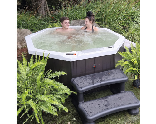 Achteckiger Whirlpool mit zwei Personen und Treppe im Garten