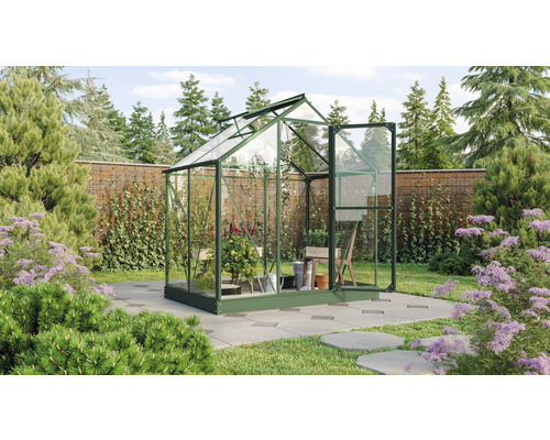 Gewächshaus mit Pflanzen im Garten