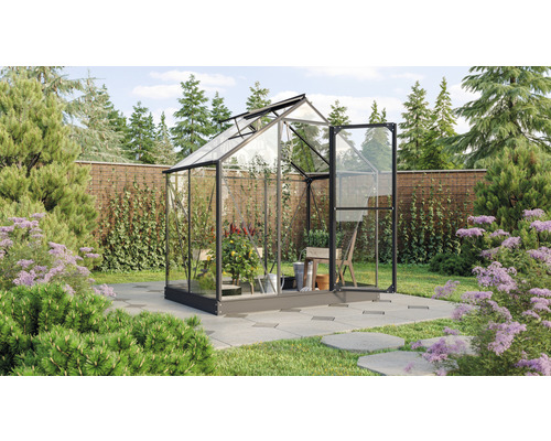 Gewächshaus mit Pflanzen im Garten