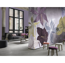 Wohnzimmer mit Sofa, Tisch und Blumentapete für eine helle und freundliche Atmosphäre