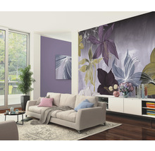 Wohnzimmer mit Sofa, Sideboard und Blumentapete