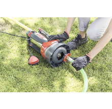 Person schliesst einen Wasserschlauch an eine AL-KO Gartenpumpe an
