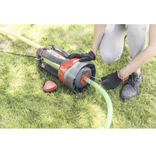 AL-KO Tauchpumpe mit Schlauchanschluss wird auf einer Rasenfläche installiert