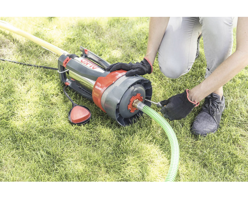 AL-KO Tauchpumpe mit Schlauchanschluss wird auf einer Rasenfläche installiert