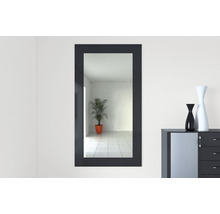 Rechteckiger Spiegel mit Rahmen an der Wand im Flur