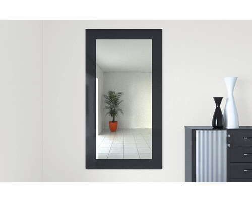 Rechteckiger Spiegel mit Rahmen an der Wand im Flur