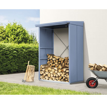 Brennholzregal mit Holz, Axt und Schubkarre im Garten