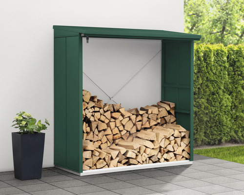 Holzregal mit Holzscheiten und Pflanzkübel