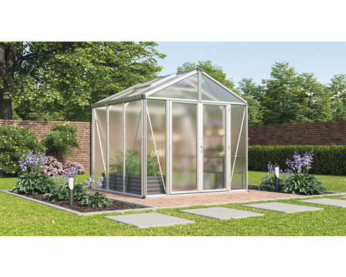 Gewächshaus Vitavia Zeus Comfort 6200 Hohlkammerplatten 10 mm 258 x 242 cm silber Gewächshaus im Garten mit Pflanzen und Gartenweg.