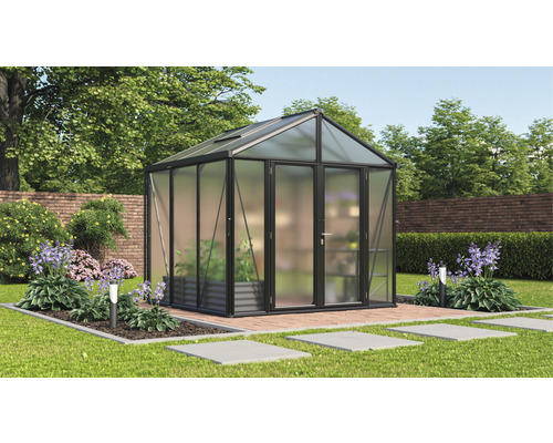 Gewächshaus aus Glas und Metall im Garten