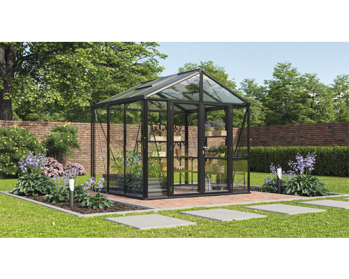 Gewächshaus im Garten mit Pflanzen und Blumen