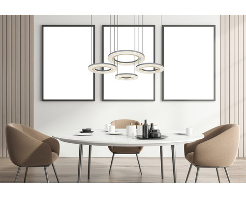 Esszimmer mit Esstisch, Stühlen, Pendelleuchte und drei gerahmten Bildern