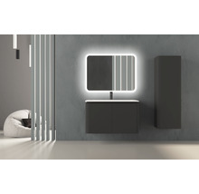 Modernes Badezimmer mit Waschtisch, beleuchtetem Spiegel und Hochschrank