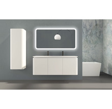 Badezimmer mit Waschbeckenunterschrank, Spiegelschrank, beleuchtetem Spiegel und Badewanne