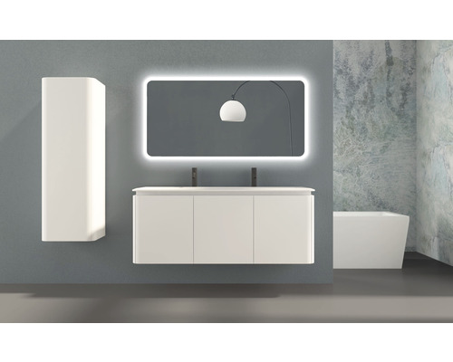 Badezimmer mit Waschbeckenunterschrank, Spiegelschrank, beleuchtetem Spiegel und Badewanne