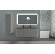 Badezimmer mit Waschbeckenunterschrank, Spiegelschrank mit Beleuchtung und Badewanne