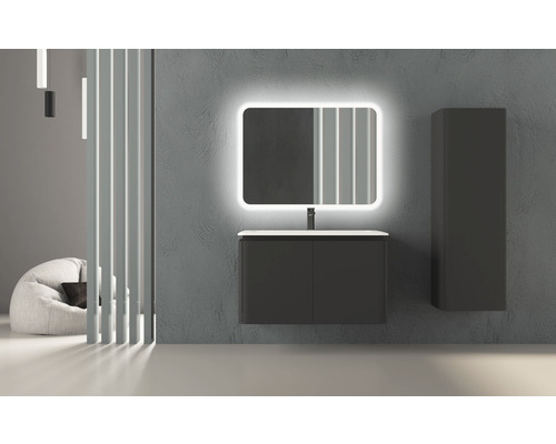 Modernes Badezimmer mit Waschbeckenunterschrank, beleuchtetem Spiegel und Hochschrank